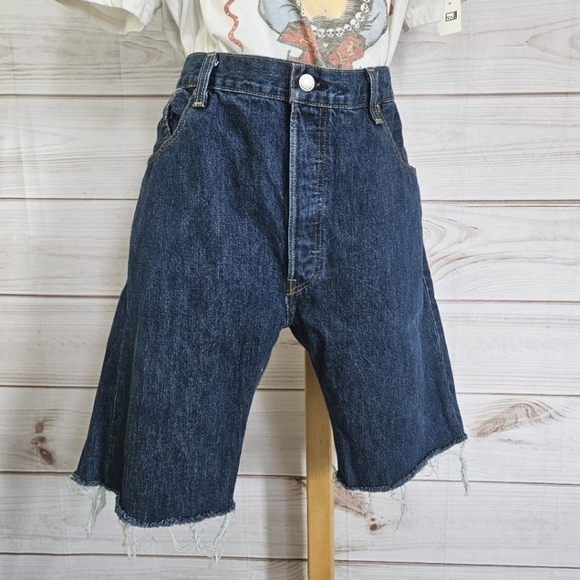 Levi's 501 Distressed Denim Cut Off Red Tab Jean Shorts in Stark Blue Size 40 - Picture 4 of 13